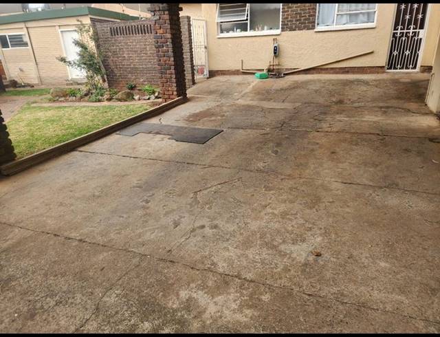 2 BEDROOM PROPERTY TO RENT IN GERMISTON CENTRAL